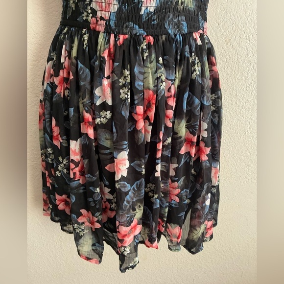 🆕Hollister Black Floral Halter Dress SX🆕 - Picture 6 of 13